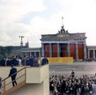 Kennedy alla Porta di Brandeburgo davanti al muro