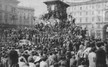 Gli studenti protestano dopo le cariche della celere davanti all' Università Cattolica.